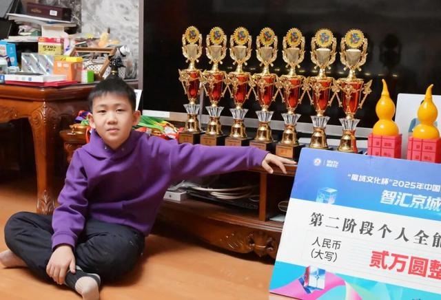 大乐透今日开奖-8岁“小孩哥”曹柏辅:指尖魔方转出全国荣耀|总冠军|金字塔|复原|新区|大神_新浪体育_新浪新闻