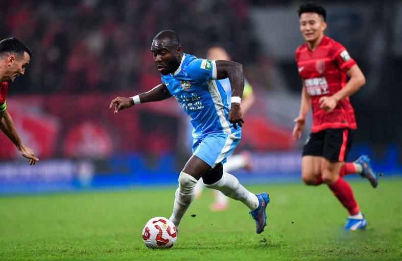 河南10虎走了 阿奇的油不多了!大连真引进牛梓屹?一将太坎坷了