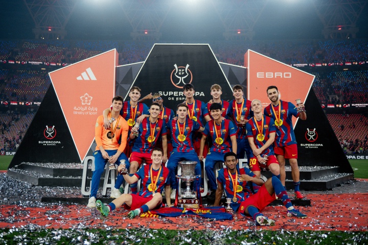 超级大乐透开奖结果-巴萨最宝贵的财富!拉玛西亚13人西超杯夺冠合影,一半以上是U21